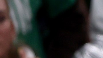 Trae Young anota el tiro del gane frente a la marca de Robert Williams III.