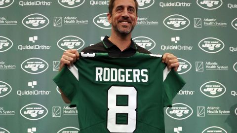 Aaron Rodgers presentado con su nuevo equipo.