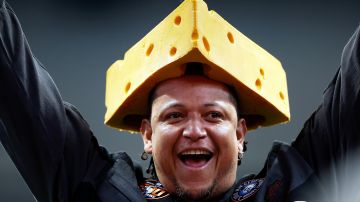 Miguel Cabrera con el cheesehead.
