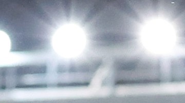 Alexander Isak de Newcastle United corre con el balón bajo la presión de Michael Keane e Idrissa Gueye.