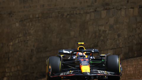 Sergio Pérez de México conduciendo el (11) Oracle Red Bull Racing RB19 en la pista durante la práctica antes del Gran Premio de F1 de Azerbaiyán.