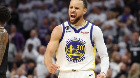 Stephen Curry le anotó 50 puntos a Sacramento.