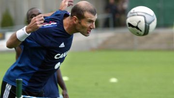 Imagen referencial. Zinedine Zidane cabecea el balón durante un entrenamiento.