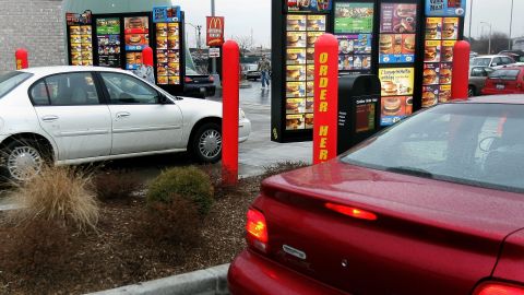 Mujer es arrestada por desmayarse en su vehículo mientras conducía por el autoservicio de un McDonald's: estaba drogada