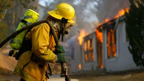 Los oficiales bomberiles hallaron al anciano dentro de la vivienda en un baño trasero en el segundo piso,