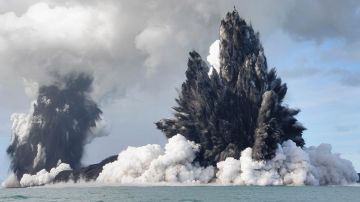 Volcán submarino en erupción frente a la costa de Tonga.