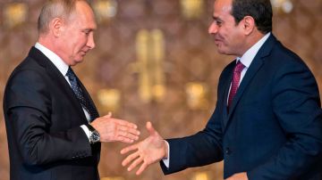 Vladimir Putin se prepara para estrechar la mano de su homólogo egipcio, Abdel Fattah al-Sisi.