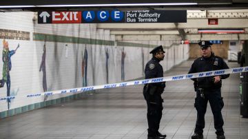 La estación de metro fue acordonada con cinta policía el sábado mientras los oficiales hacían guardia.