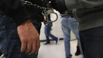 ICE enfrenta una nueva demanda de inmigrantes por abusos.