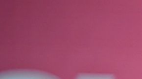 La estrella de cine para adultos Stormy Daniels posa y firma autógrafos en una tienda de entretenimiento para mayores de edad.