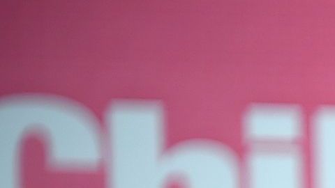 La estrella de cine para adultos Stormy Daniels posa y firma autógrafos en una tienda de entretenimiento para mayores de edad.