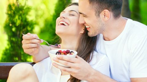 Hombre comiendo fruta