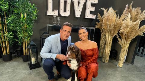 Carlos Ponce y Karina Banda adoptaron un perrito en Turquía