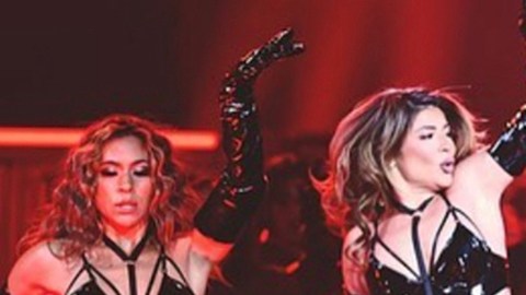 Pitbull y Omar Courtz en los Latin AMAs 2023