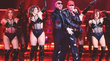 Pitbull y Omar Courtz en los Latin AMAs 2023
