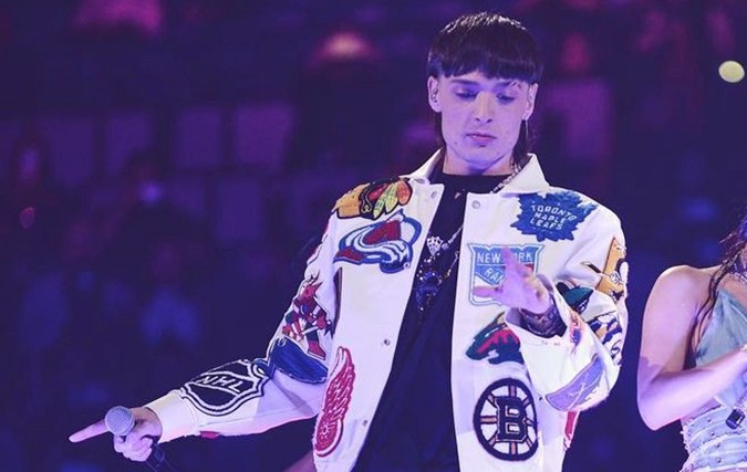 Becky G y Peso Pluma en los Latin AMAs 2023