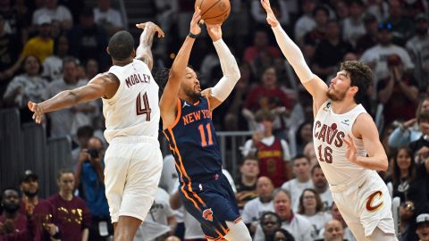 Jalen Brunson (M) guió la primera victoria de los Knicks en los 'playoffs' de la NBA.