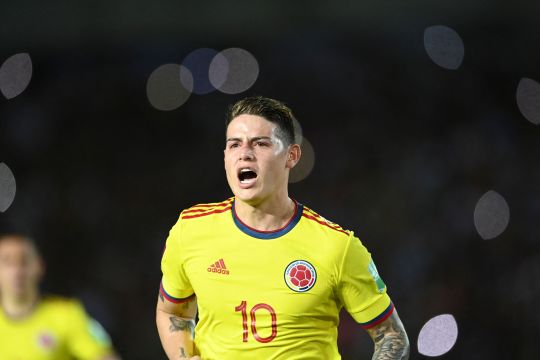 "James Rodríguez frecuentaba los clubes de striptease todos los sábados": Barra del Olympiacos denuncia conducta del '10' colombiano