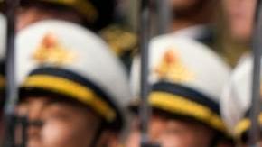 El presidente francés, Emmanuel Macron inspecciona una guardia de honor con el presidente chino, Xi Jinping.