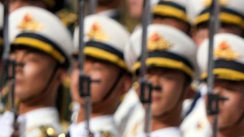 El presidente francés, Emmanuel Macron inspecciona una guardia de honor con el presidente chino, Xi Jinping.