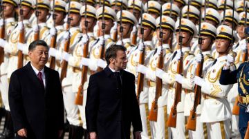 El presidente francés, Emmanuel Macron inspecciona una guardia de honor con el presidente chino, Xi Jinping.