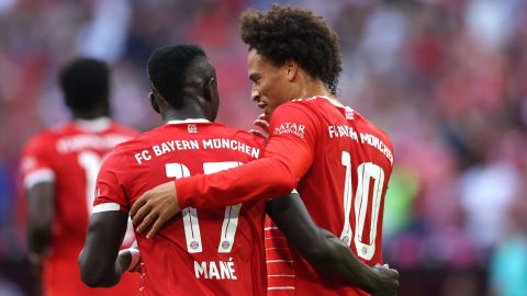 Sadio Mané (I) junto a Leroy Sané (D) en un juego del Bayern Múnich.