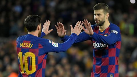 Gerard Piqué (D) quiere que Messi (I) vuelva al Barcelona.