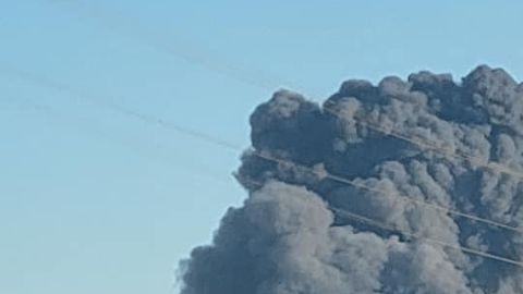 En la imagen aparece la columna de humo originada tras la explosión.