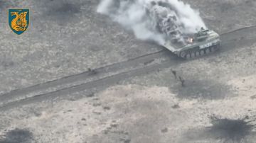 En la imagen se aprecia un tanque ruso en llamas.