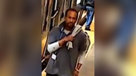 Durante el ataque se le vio con una sudadera de color gris con capucha, pantalones de chándal grises y zapatillas deportivas negras.