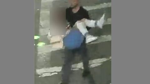 El presunto secuestrador tiene barba y cabello de color negro muy corto y se cree que mide cerca de 5 pies 10 pulgadas y pesa 175 libras.