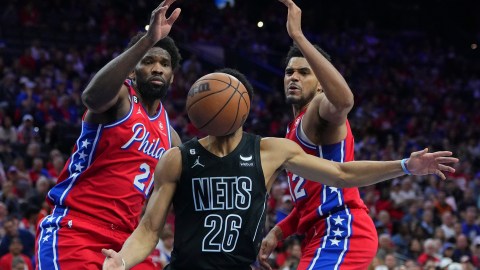 Joel Embiid (D) guió la victoria de los 76ers sobre los Nets.