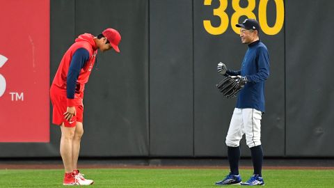 Shohei Ohtani (I) se reencuentra con Ichiro Suzuki (D).