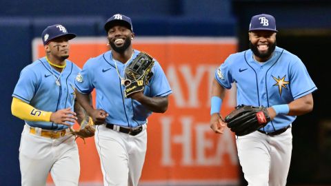 Wander Franco (I), Randy Arozarena (M) y Manuel Margot (D) celebran el triunfo #13 de los Rays