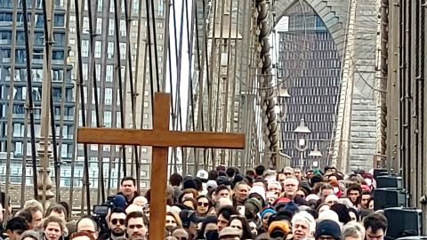 Vista de la procesión del Viernes Santo por el puente de Brooklyn el 7 de abril de 2023.