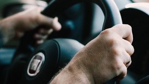 Dormir menos de cinco horas está asociado con un doble de riesgo de sufrir un accidente automovilístico.