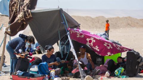 Perú decreta estado de emergencia en sus fronteras para controlar a migrantes.