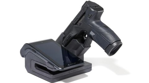 El arma funciona con una batería recargable y utiliza tecnología de encriptación.