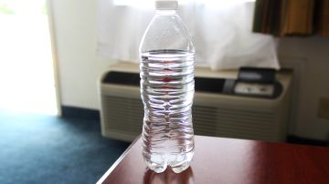 botella-de-agua-hotel-gratis