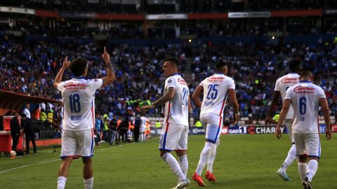 Jugadores de Cruz Azul celebran un gol contra Pachuca.