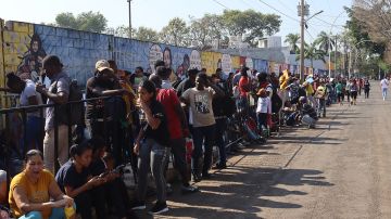 En las oficinas del INM se aglomeraron cientos de migrantes que realizaron su protocolo en la Comar.