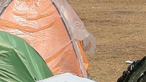 Un grupo de migrantes permanecen en un albergue, el 21 de abril de 2023.