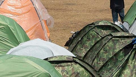 Un grupo de migrantes permanecen en un albergue, el 21 de abril de 2023.