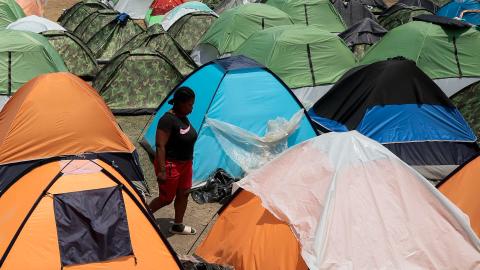 Un grupo de migrantes permanecen en un albergue, el 21 de abril de 2023.