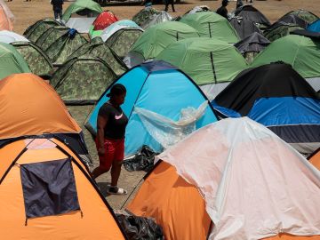 Un grupo de migrantes permanecen en un albergue, el 21 de abril de 2023.