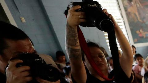 Velorio en El Salvador de los restos de uno de los 40 migrantes fallecidos en incendio de Ciudad Juárez.