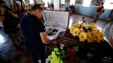 Velorio en El Salvador de los restos de uno de los 40 migrantes fallecidos en incendio de Ciudad Juárez.