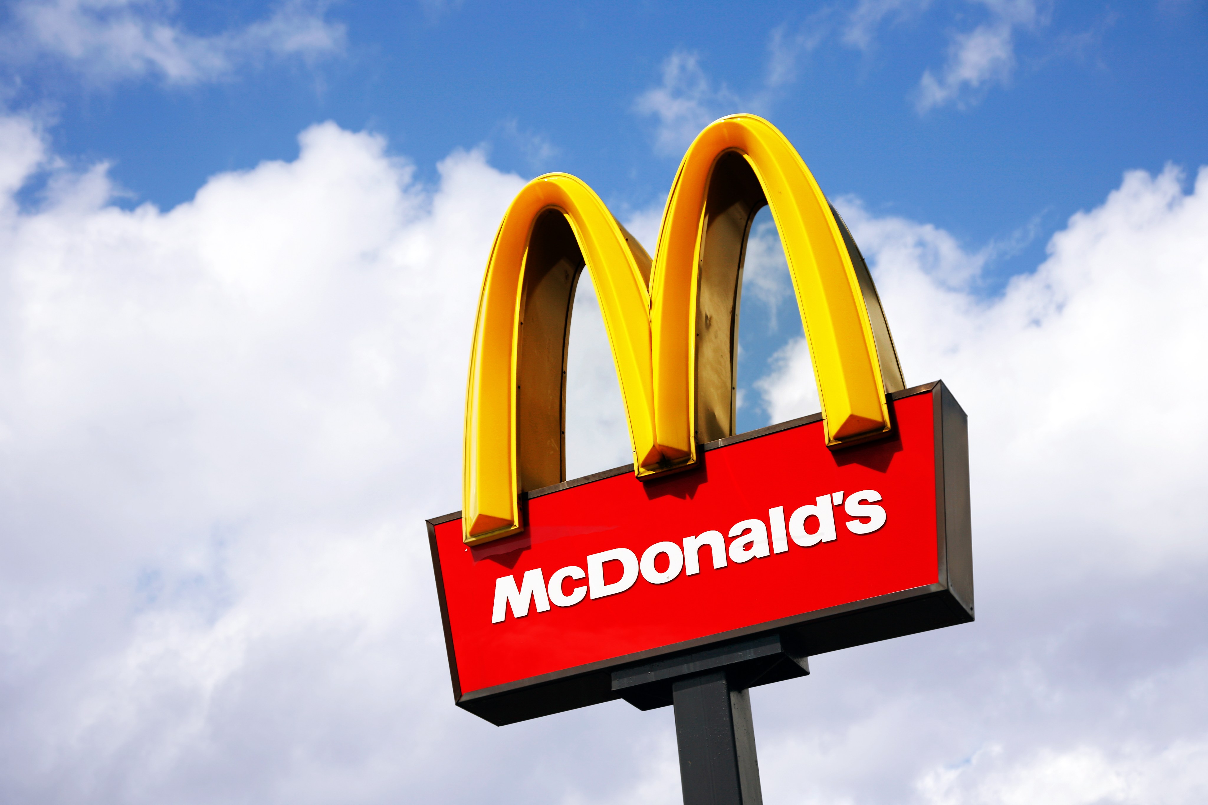 Por qué el logo de McDonald's es rojo y amarillo - El Diario NY