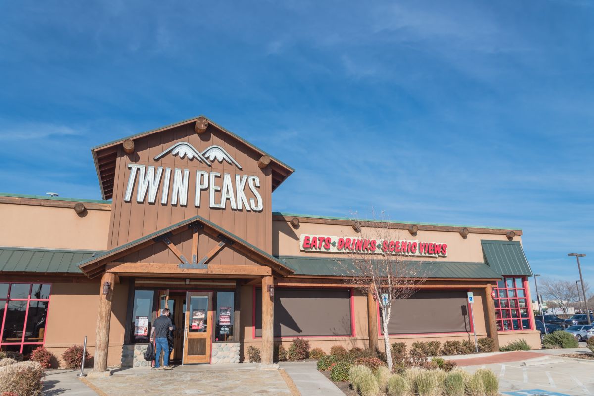 Twin Peaks restaurant waitress reveals she makes up to $631 a day in tips alone