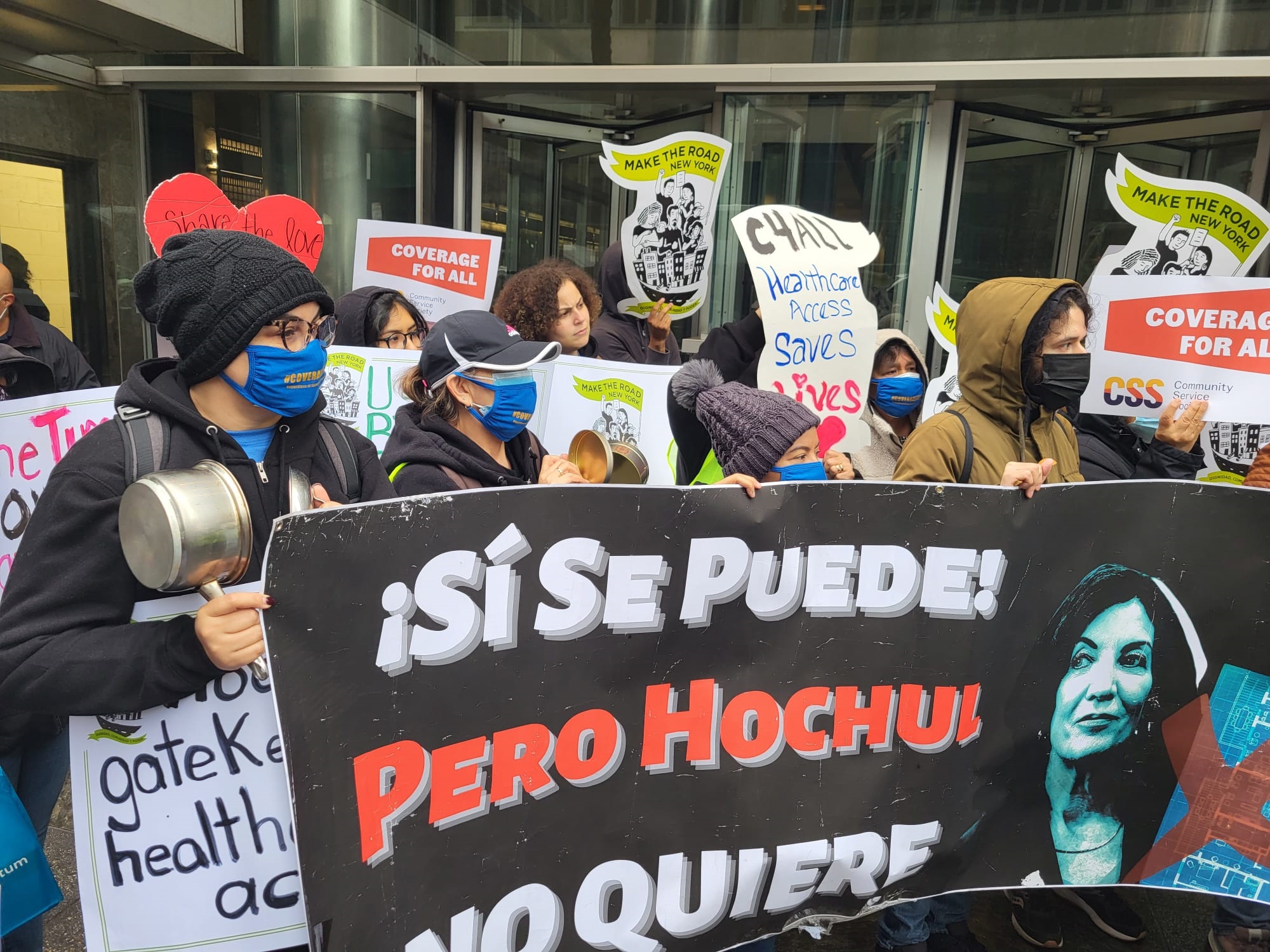 Inmigrantes sin seguro médico arman cacerolazo a Hochul  